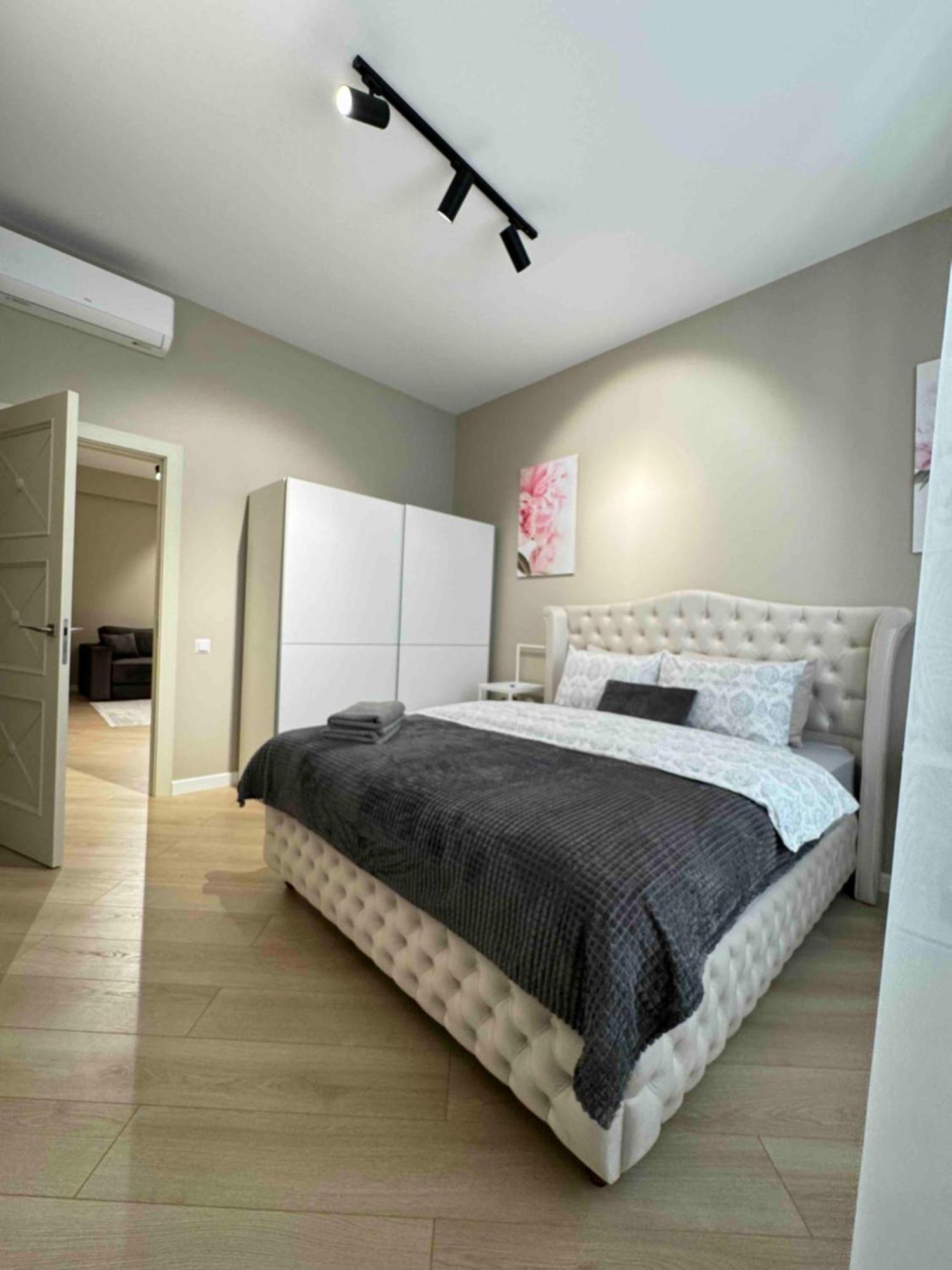Rentnow Modern Business Apartment With 3 Bedrooms In Centre Chisináu Exterior foto